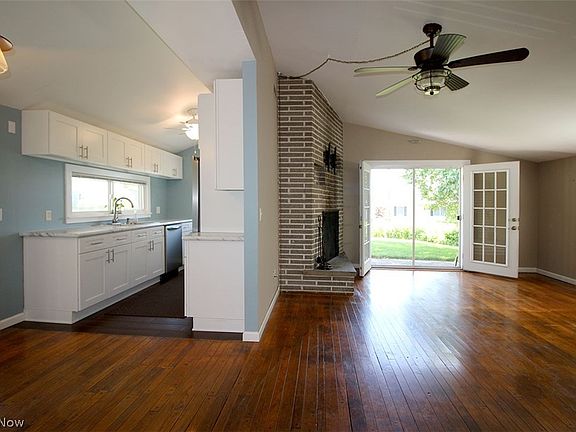 4th image of 3491 Edgewater Dr