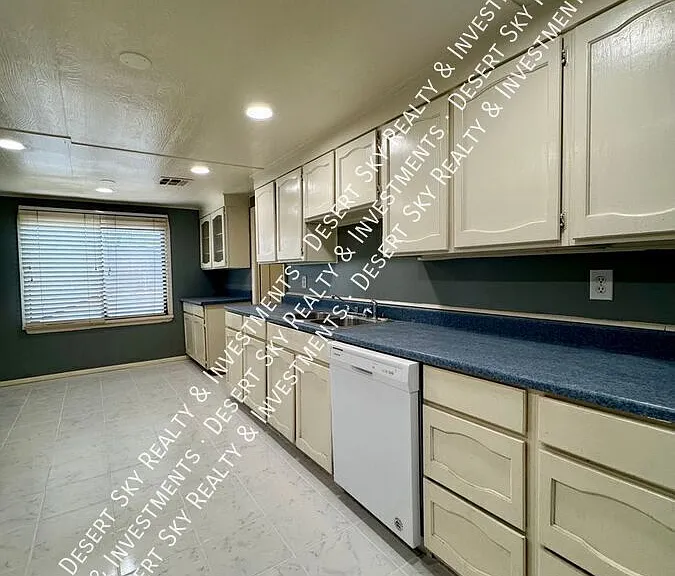 1424 S Esperanza St — Photo 11