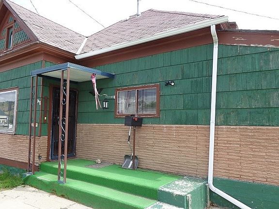 3rd image of 215 Alder St