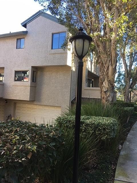 Tri level town home, 2 bdr suites