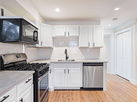 3rd image of 3036 N Davlin Ct #G