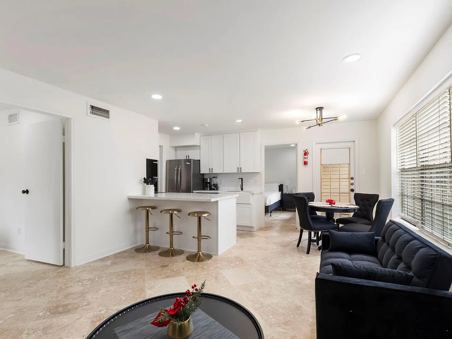 2 bed, 2.0 bath, 952 sqft, $2,000 — Photo 2