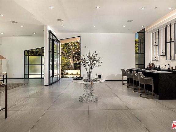3rd image of 621 N Rodeo Dr