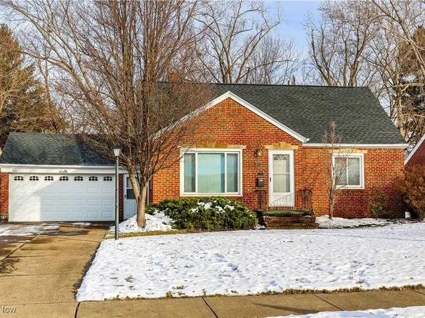 5979 Twin Lakes Dr, Parma, OH 44129
