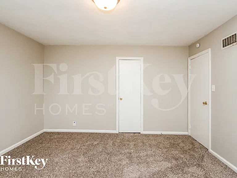 5614 N Victoria Dr — Photo 9