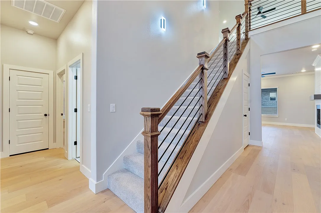 4 bed, 3.0 bath, 2900 sqft, $3,200 — Photo 2