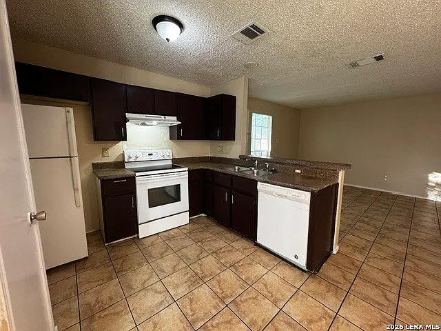 2 bed, 1.0 bath, 890 sqft, $875 — Photo 3