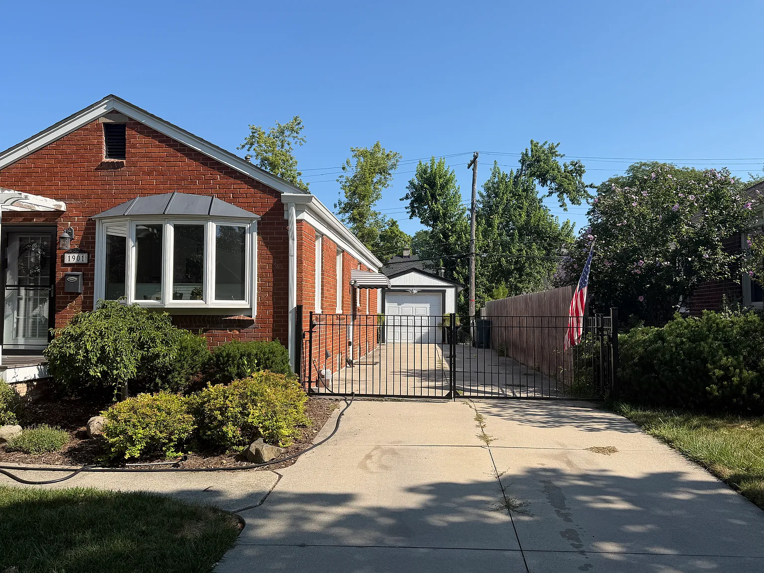 3 bed, 1600 sqft, $2,400 — Photo 2