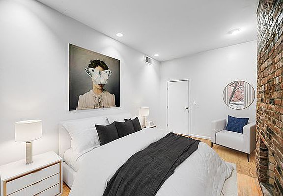 3rd image of 214 E 49th St APT 3