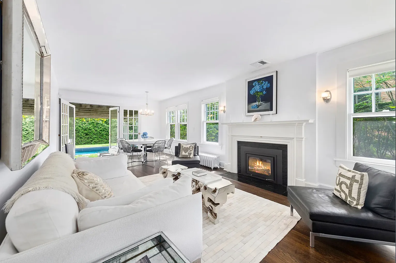 Bridgehampton Village With Pool — Photo 2