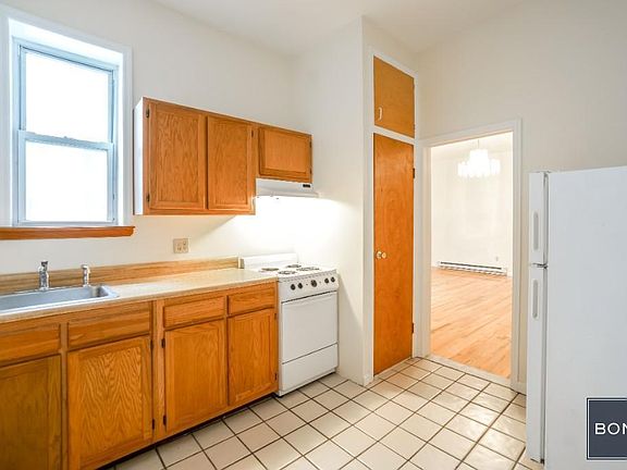 4th image of 30 W 76th St #B2