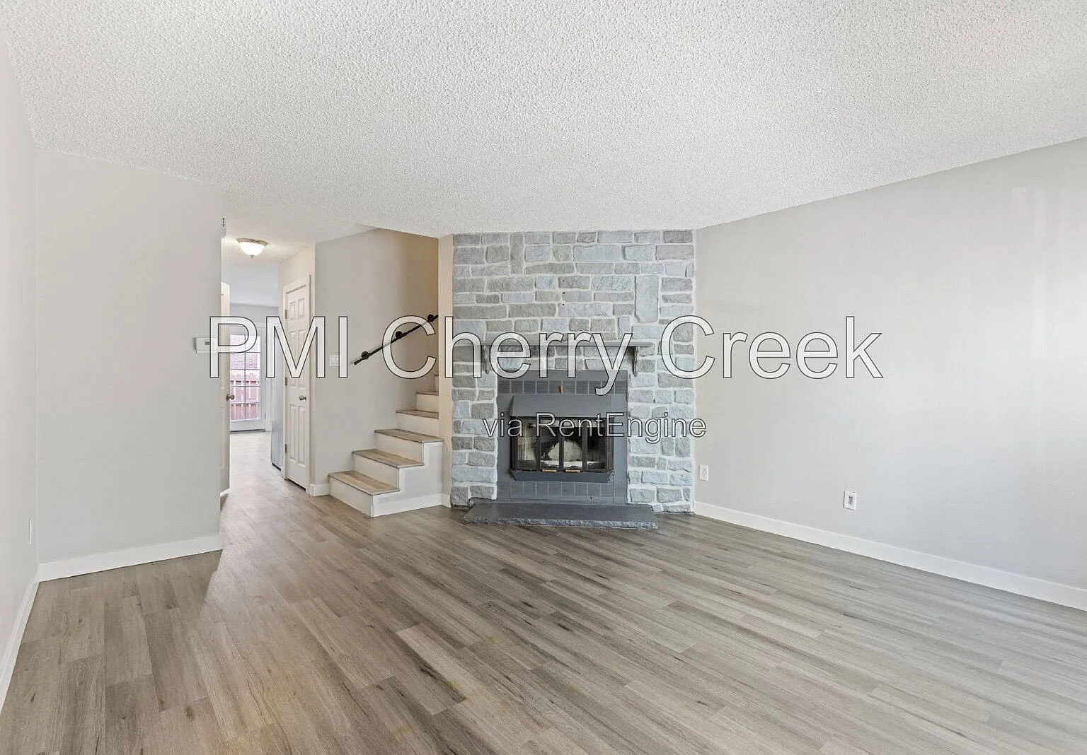 2 bed, 3.0 bath, 1092 sqft, $2,125 — Photo 2