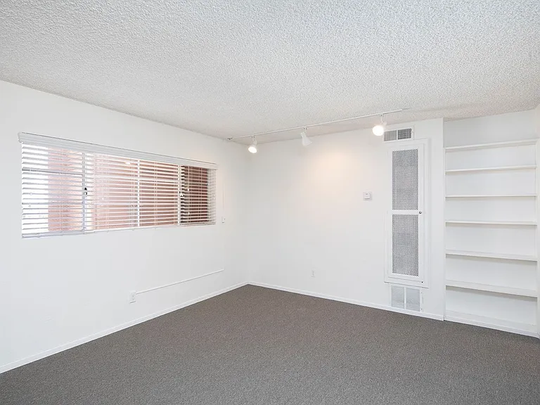 Emerald Manor Apartments — Photo 20