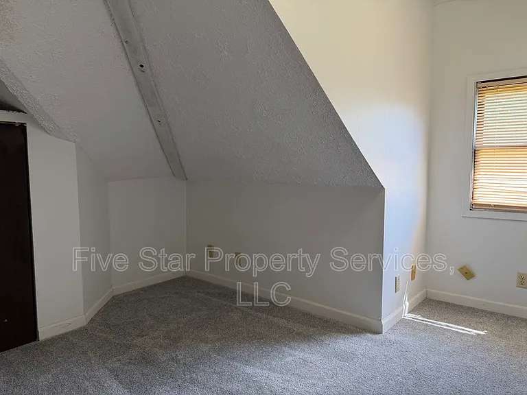 229 W Allen St — Photo 15