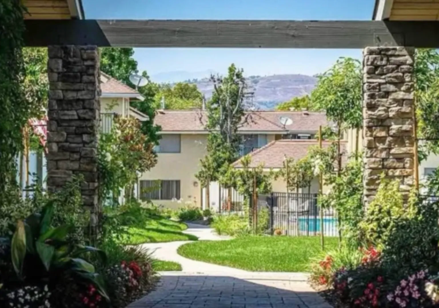 ROLLING HILLS MANOR APTS — Photo 1