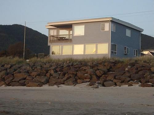 2nd image of 941 N Pacific St