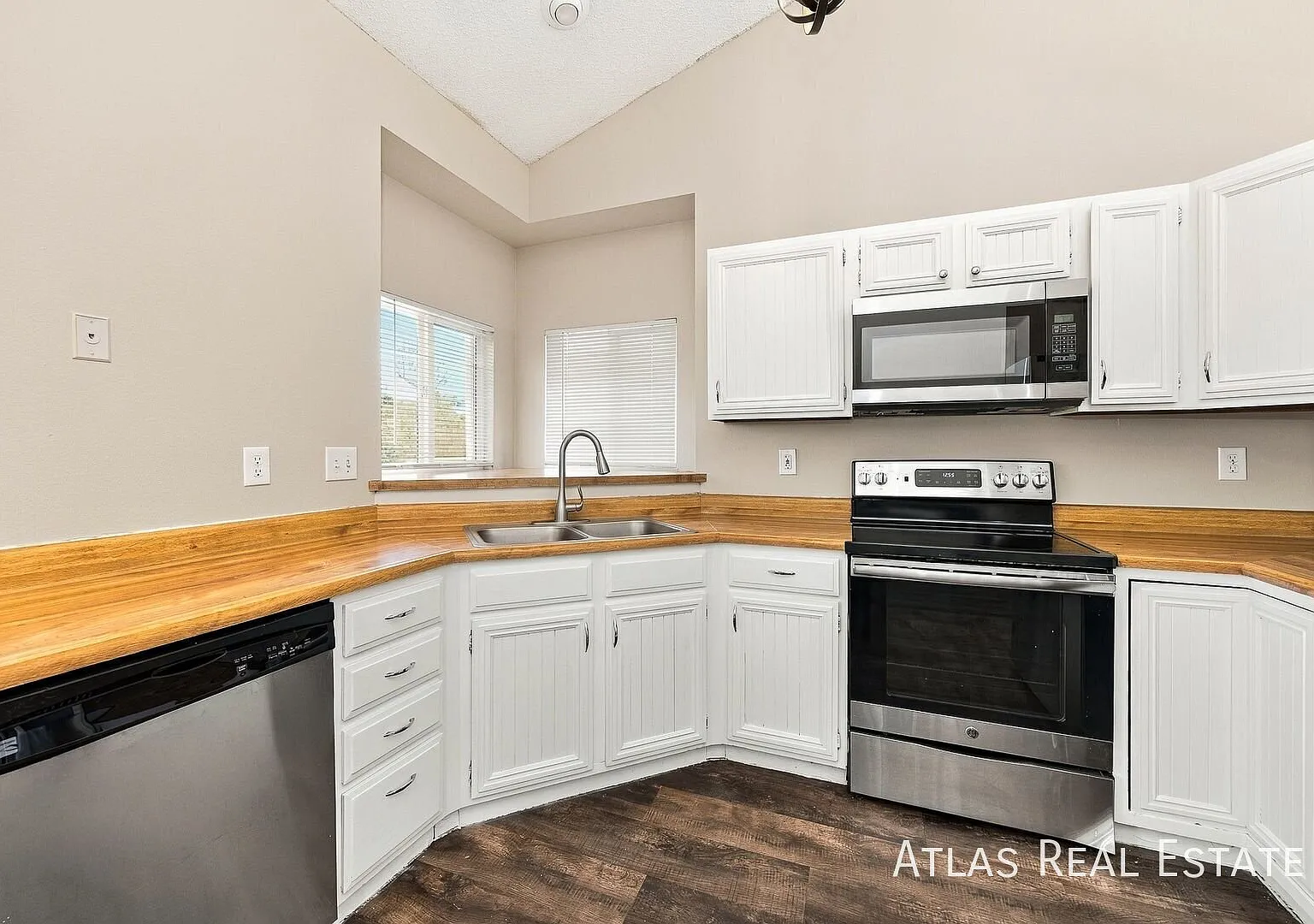 Available Now! || Beautiful 3 Bedroom 2 Bath Home Off Powers & Constitution! Free 55" Tv If Moved... — Photo 4