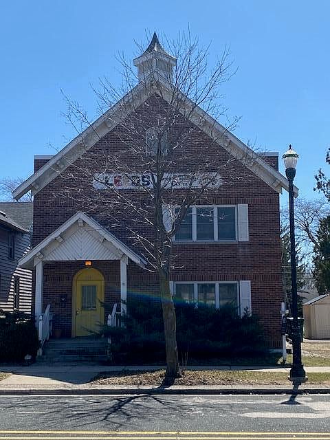 1st image of 265 E Green Bay Ave