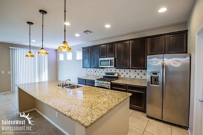 4 bed, 2.5 bath, 2411 sqft, $2,600 — Photo 4