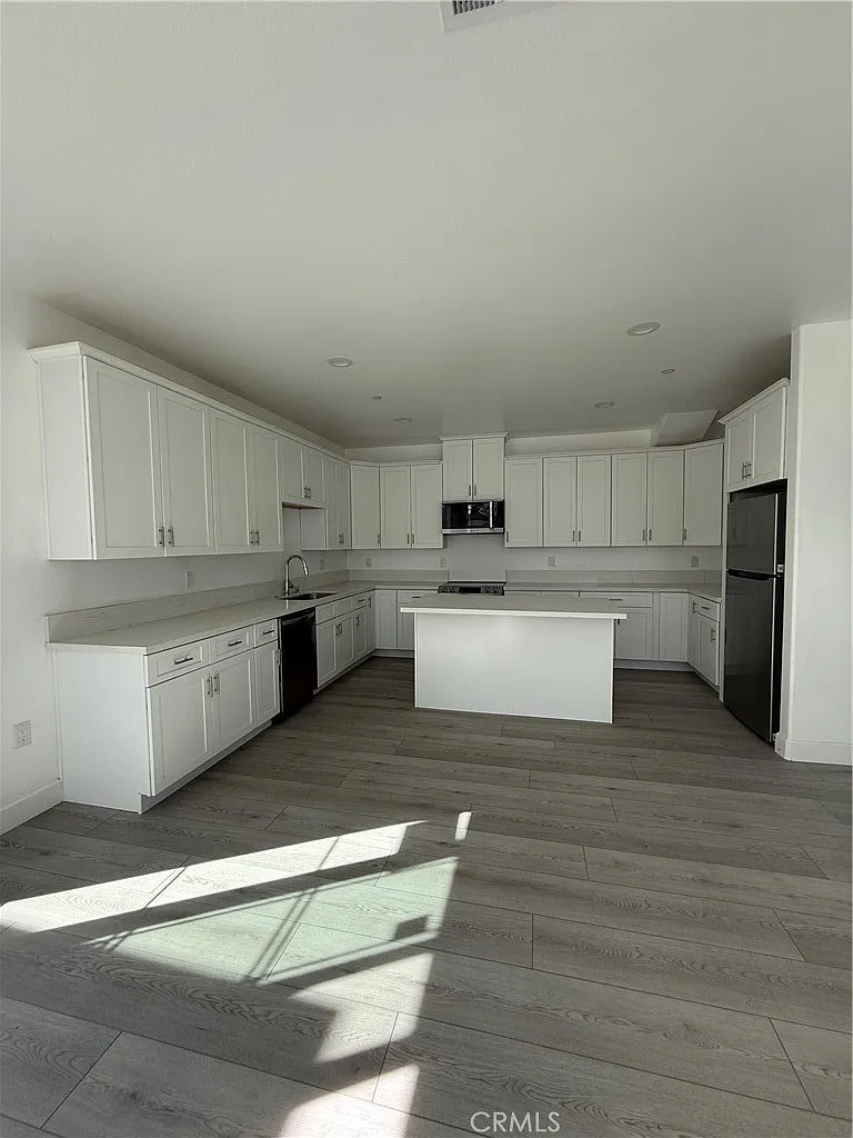 Building Photo - 6590 Almeria Ave