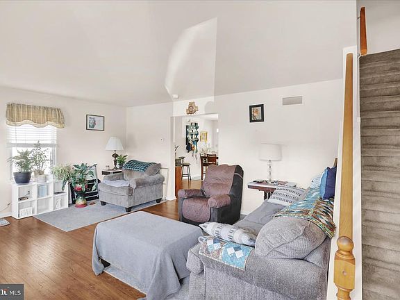 4th image of 240 Hickory Dr