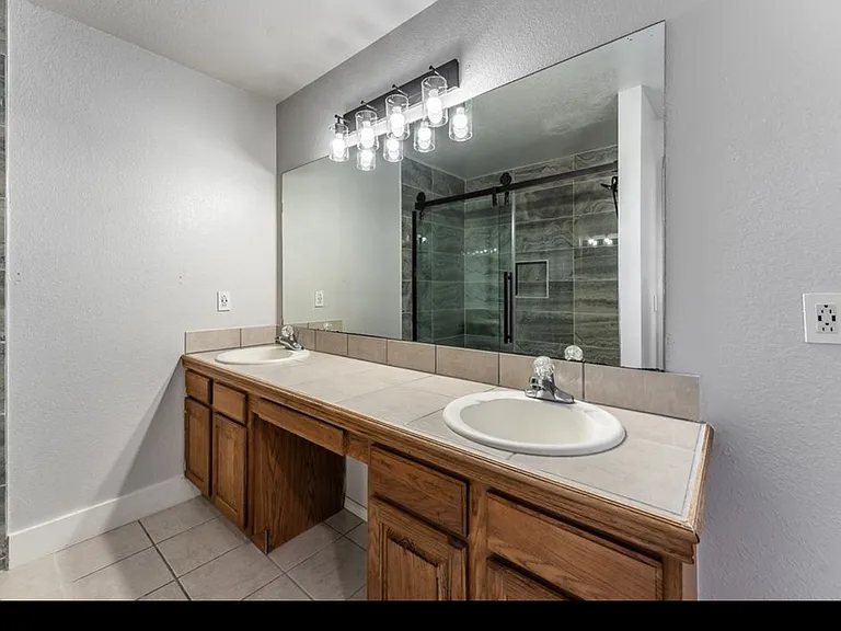 1309 E Glendale Ln — Photo 15