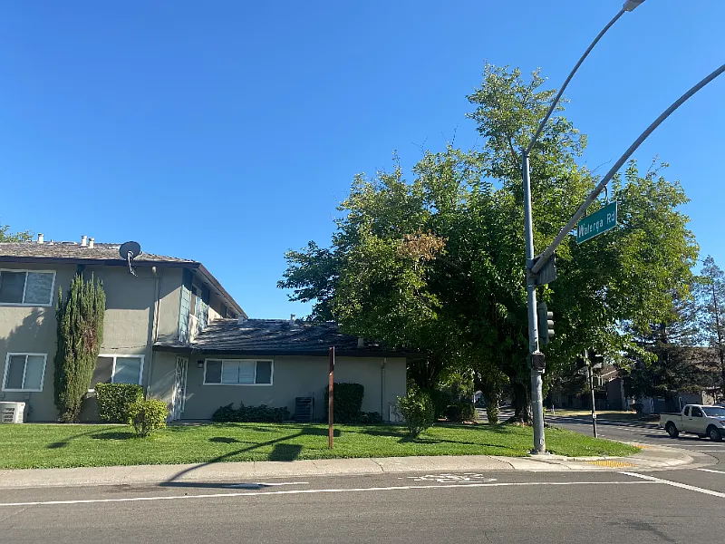 4- RENT coming soon — Photo 2