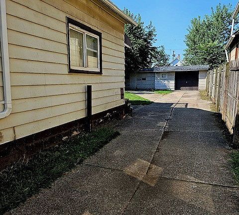 2nd image of 6919 Kazimier Ave