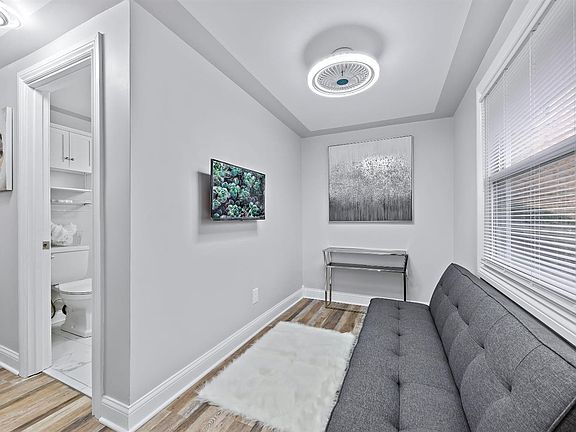 3rd image of 3816 Evergreen St