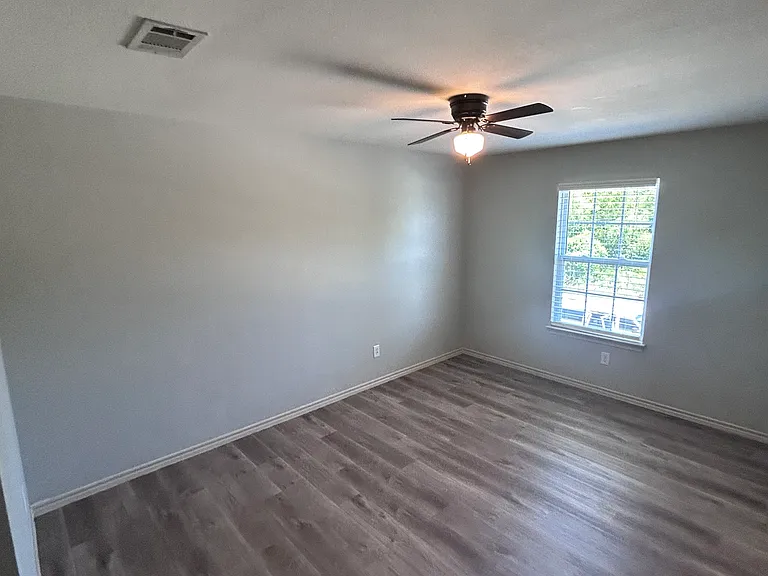 1101 E College St — Photo 10