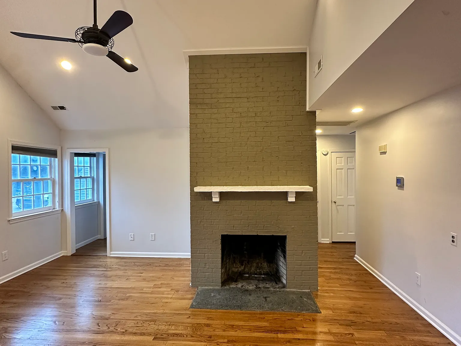 1 bed, 900 sqft, $4,200 — Photo 3
