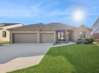 9005 Gloucester Rd, Woodridge, IL 60517