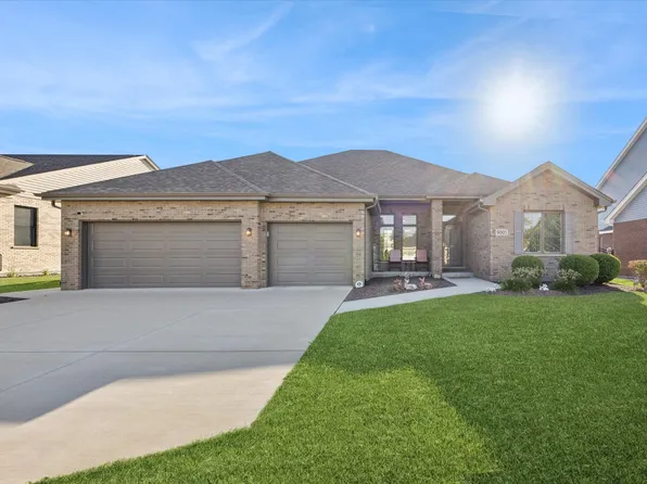 9005 Gloucester Rd, Woodridge, IL 60517
