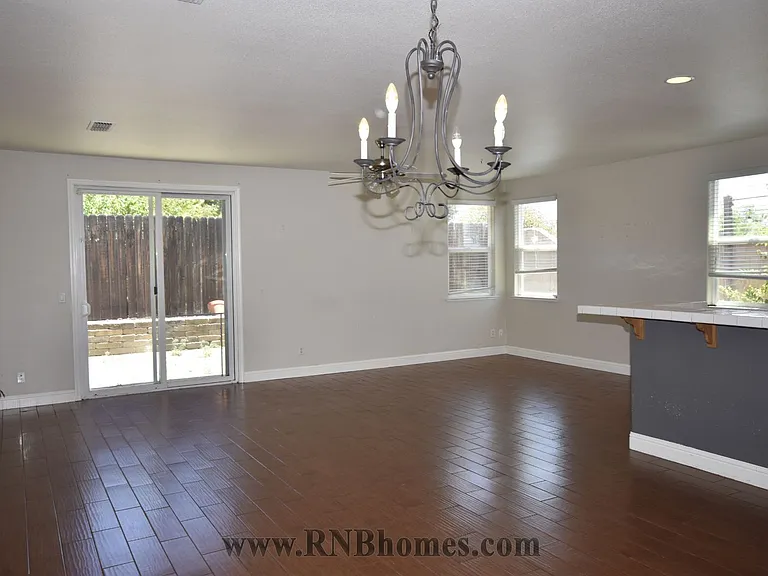 133 Marinette Ct — Photo 5