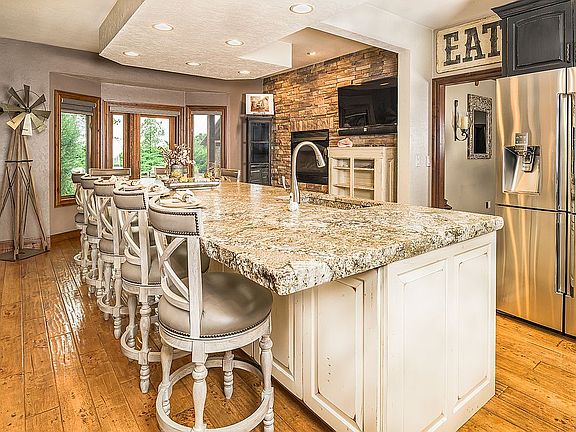 4th image of 801 Deer Valley Dr