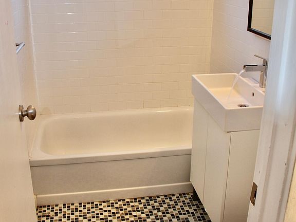 Middle floor guest bath