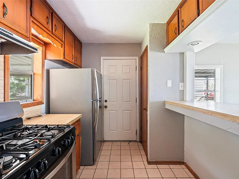 718 E Belmont St — Photo 17