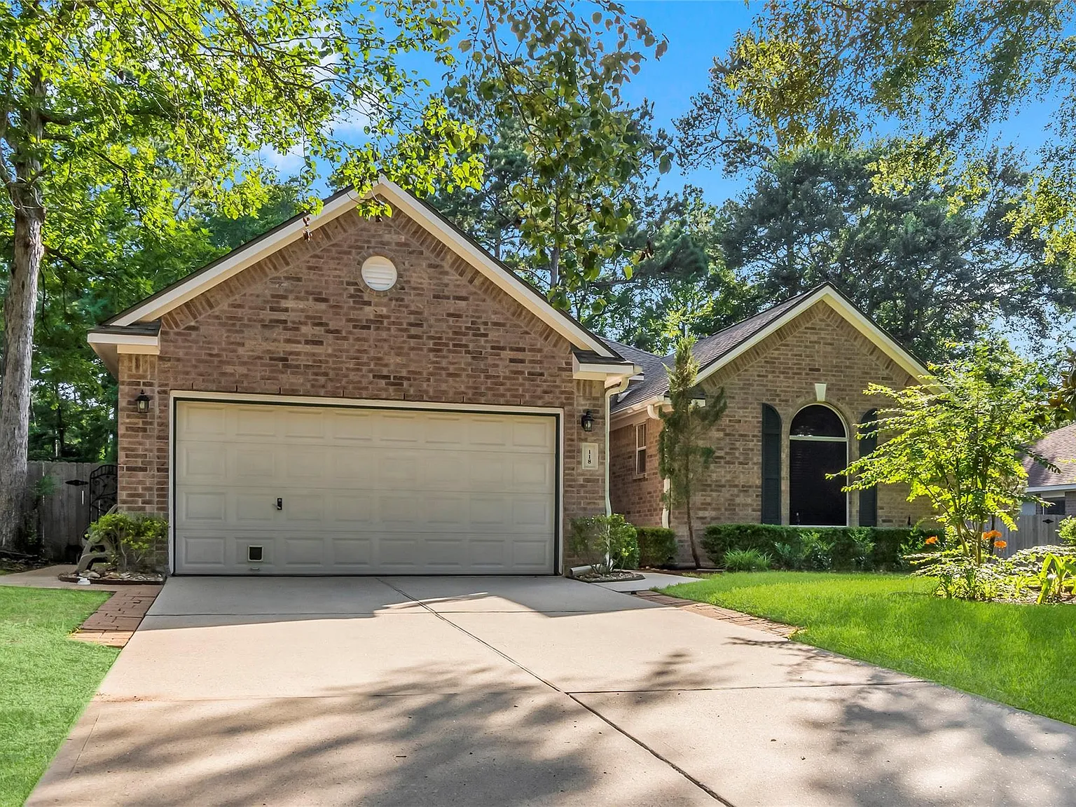 3 bed, 2.0 bath, 1853 sqft, $2,400 — Photo 2