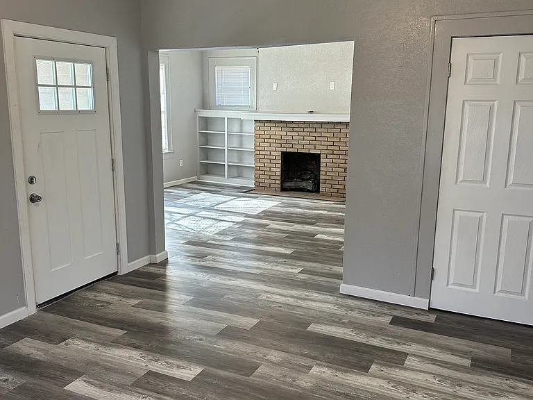 2308 Roberts Ave — Photo 2