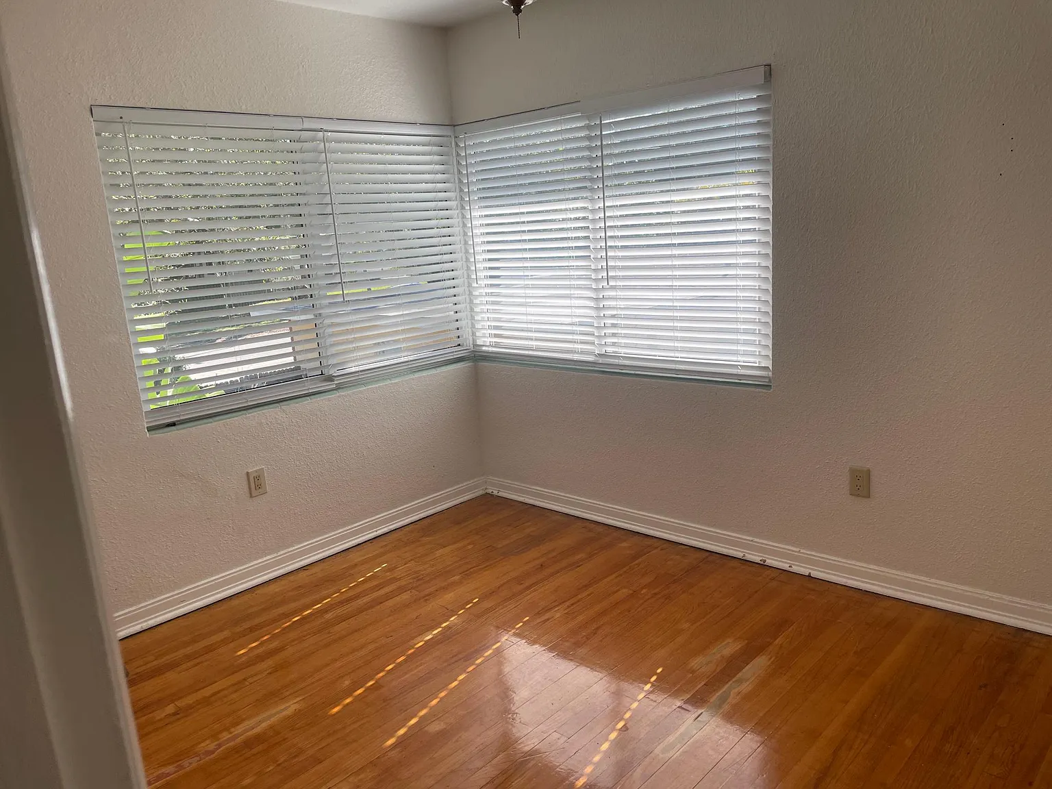 1407 Sunset Dr — Photo 2