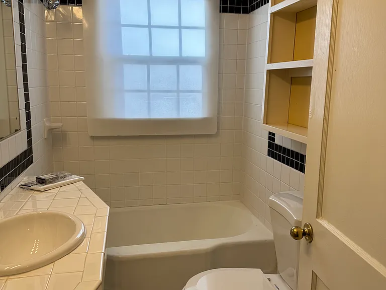 427 E Johnson St — Photo 17