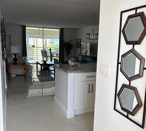 4th image of 424 SE 10th Street #203