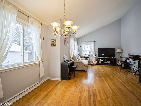 3rd image of 1437 Dartmouth Ln