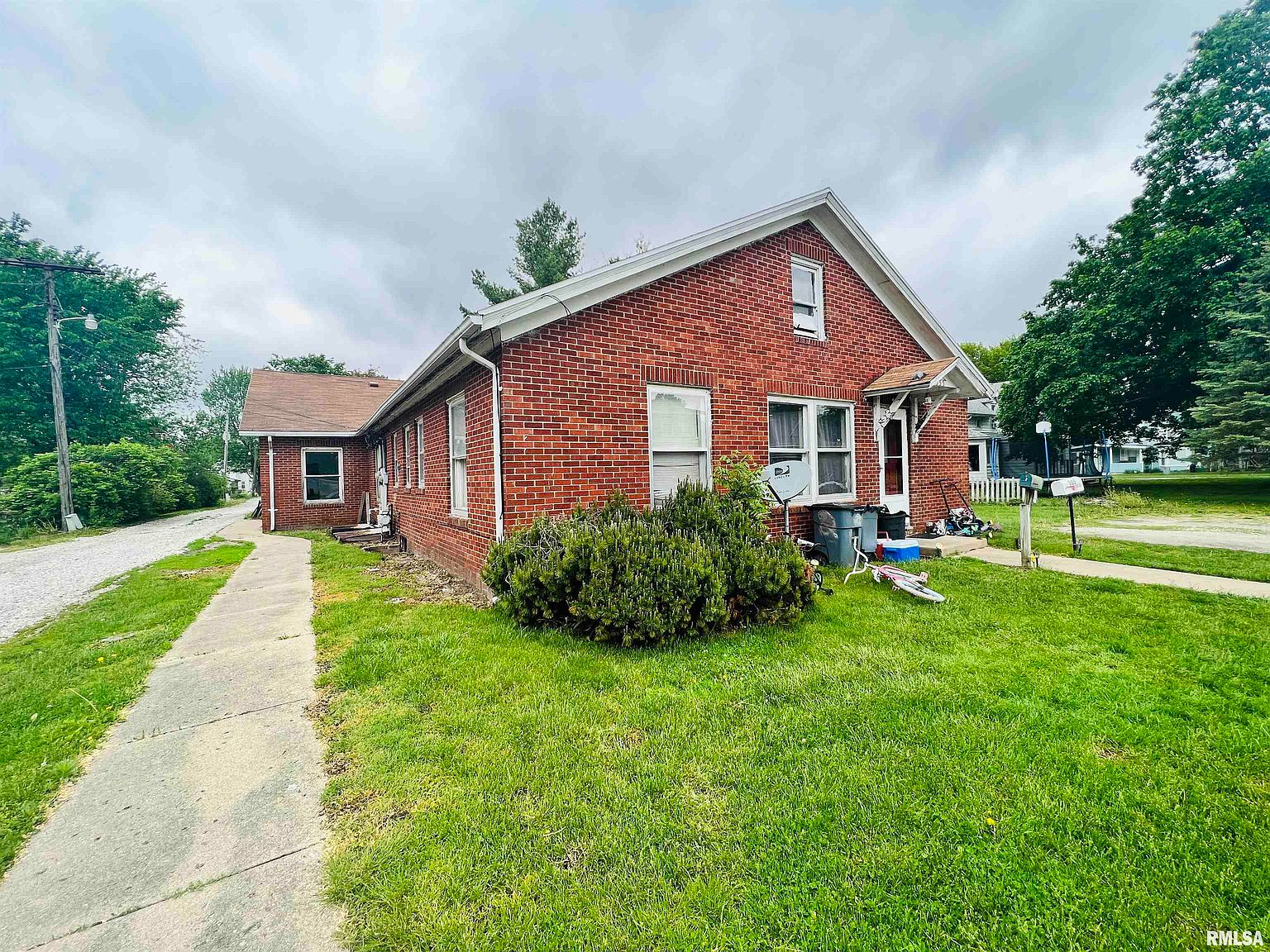 555 N Dean St, Bushnell, IL 61422 Zillow