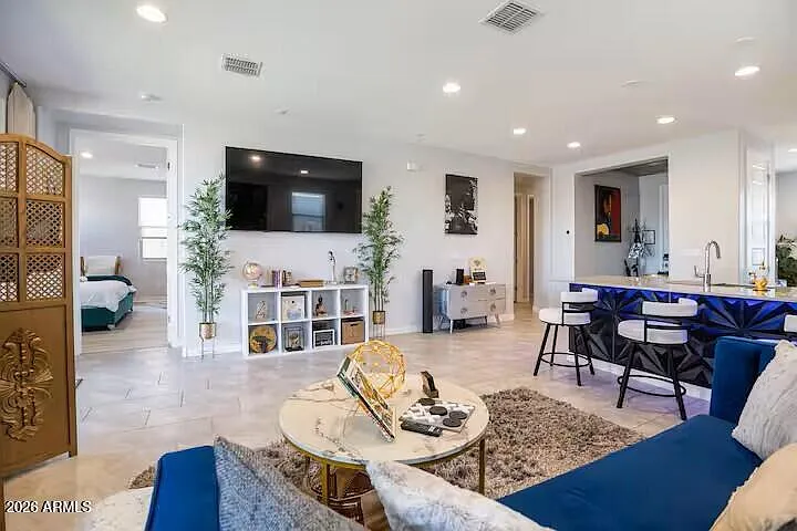 8908 W Solano Dr — Photo 2