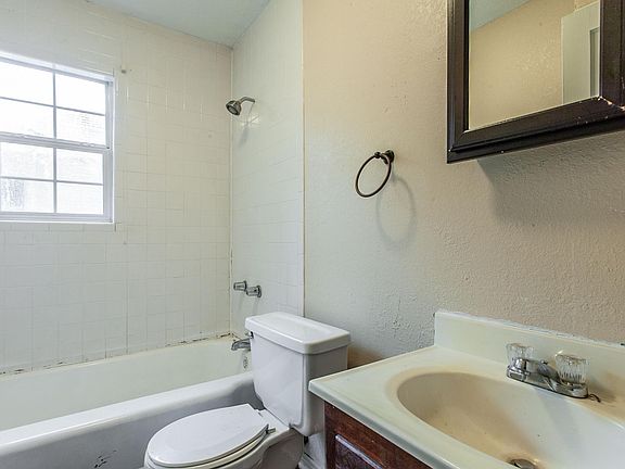 4th image of 907 Estelle Ave #907