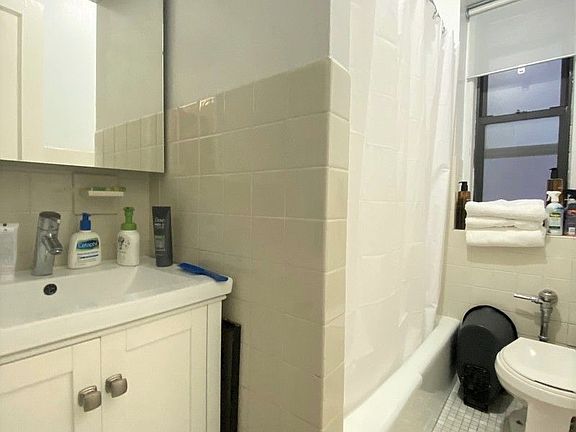 4th image of 221 E 76th St APT 1G