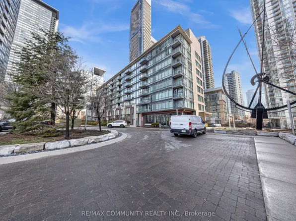 15 Brunel Ct #321, Toronto, ON M5V 3Y6