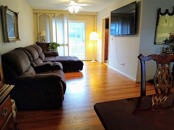 4th image of 15 Devon Blvd