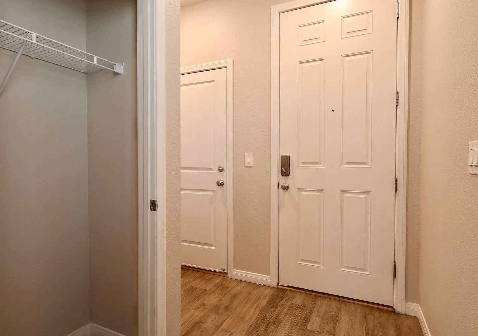 Modern 5-Bedroom Home with Loft in Gated Community — Photo 3